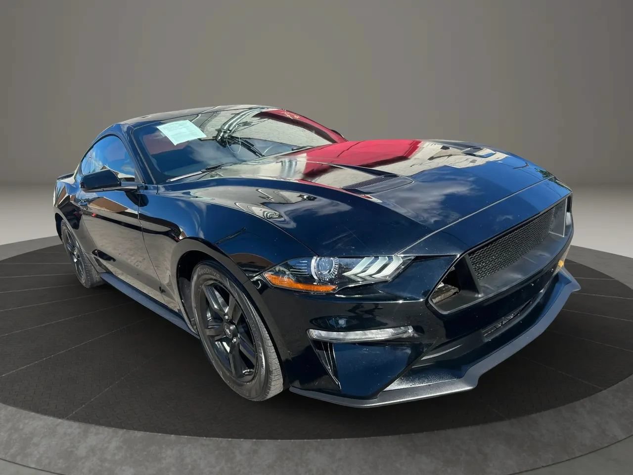 Used 2018 Ford Mustang Coupe RWD image 3