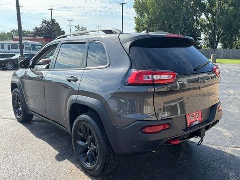 Used 2018 Jeep Cherokee Trailhawk AWD/4WD image 5