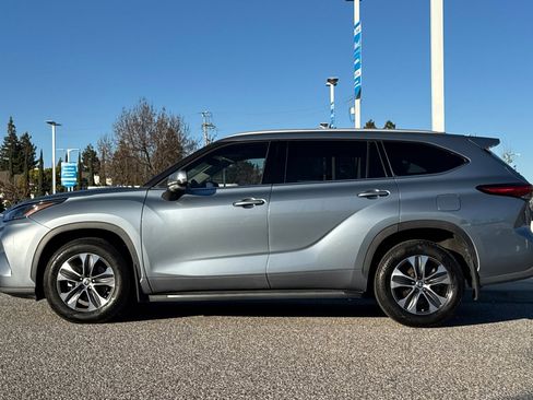 Used 2022 Toyota Highlander XLE image 2