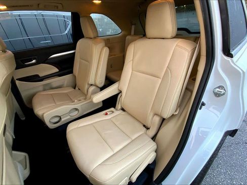 Used 2019 Toyota Highlander XLE FWD image 18