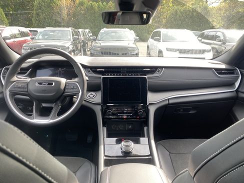 New 2025 Jeep Grand Cherokee L Laredo image 11