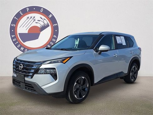 Used 2024 Nissan Rogue SV image 1