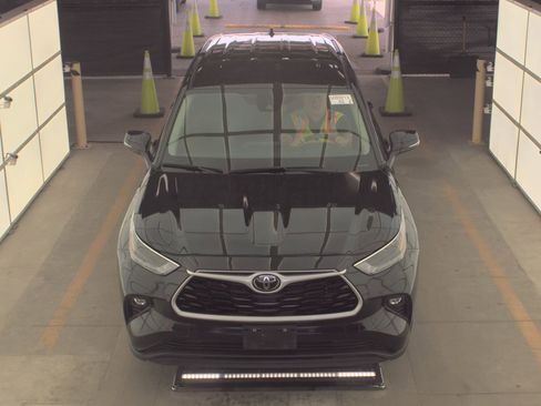 Used 2025 Toyota Highlander LE image 2