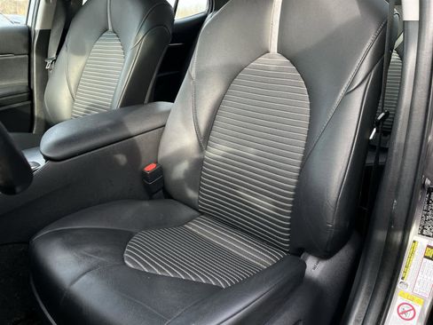 Used 2018 Toyota Camry L image 11