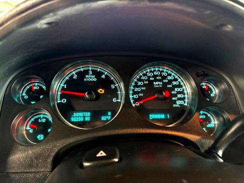 Used 2010 GMC Yukon XL 2500 SLE image 16