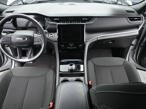 Used 2025 Jeep Grand Cherokee Laredo image 23