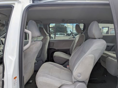 Used 2018 Toyota Sienna L image 21