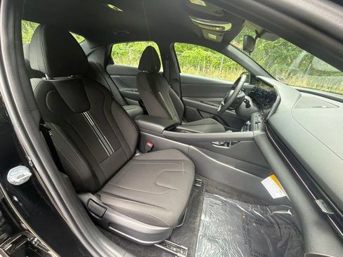 Certified 2025 Hyundai Elantra SEL FWD image 9
