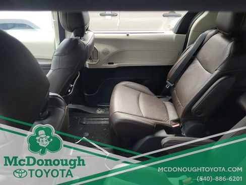 Used 2021 Toyota Sienna Platinum image 8