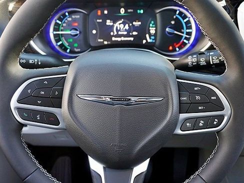 New 2023 Chrysler Pacifica Limited image 28