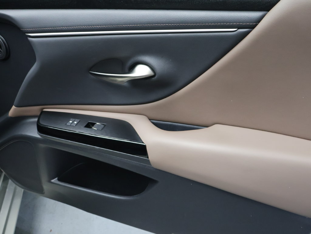 Used 2023 Lexus ES 350 w/ Premium Package FWD image 11