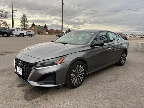 Used 2024 Nissan Altima 2.5 SV image 3