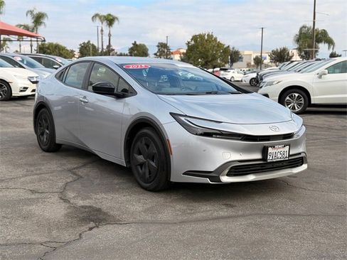 Used 2025 Toyota Prius Plug-In Hybrid image 3