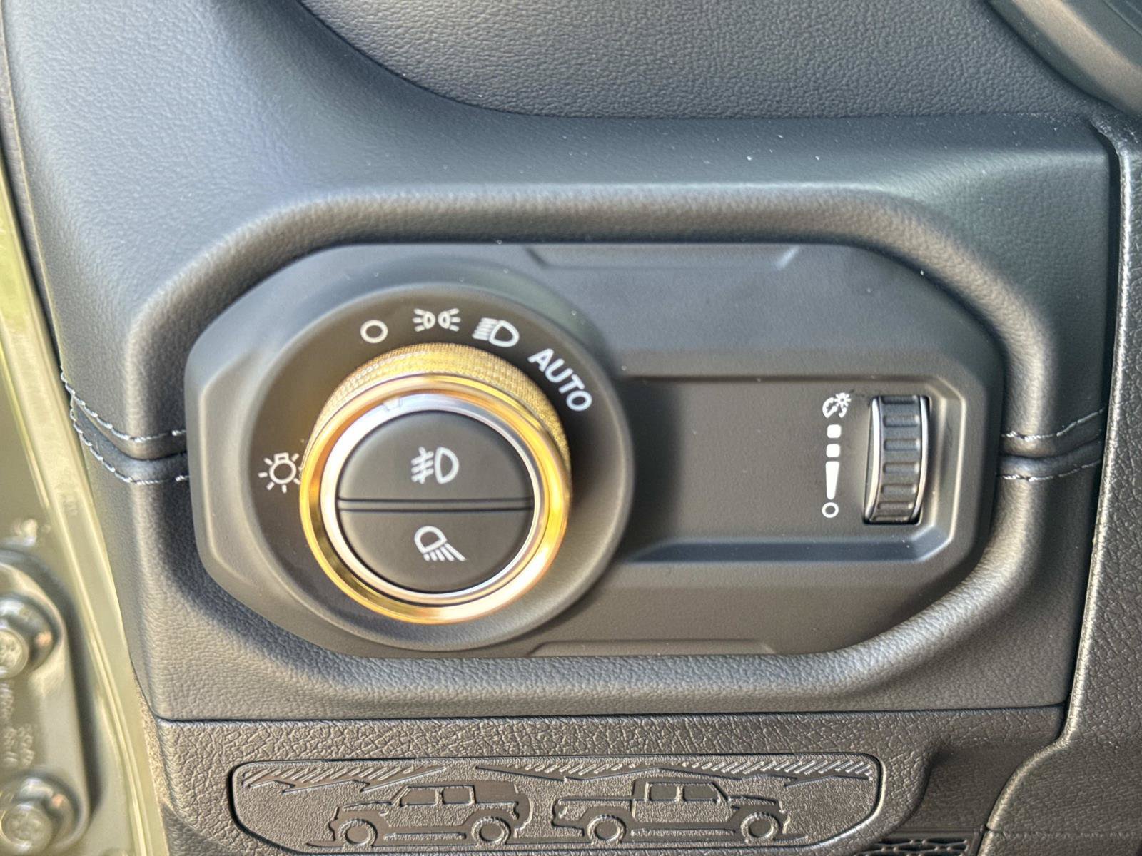 Used 2025 Jeep Gladiator Sport AWD/4WD image 22