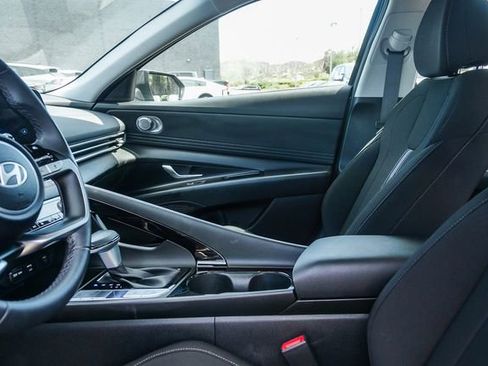 Used 2025 Hyundai Elantra SEL image 18