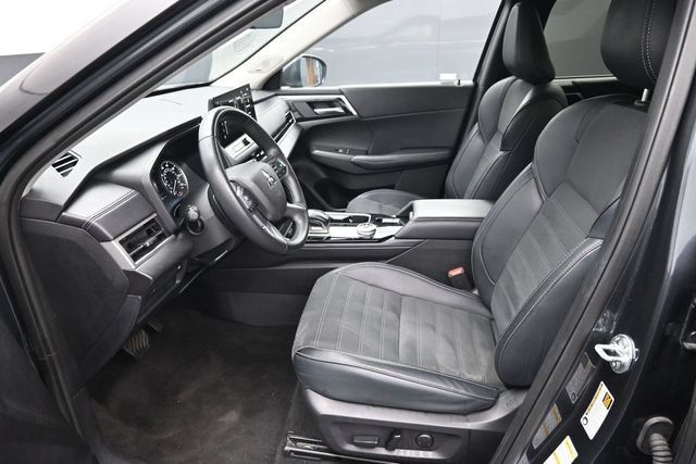 Used 2025 Mitsubishi Outlander SE FWD image 22