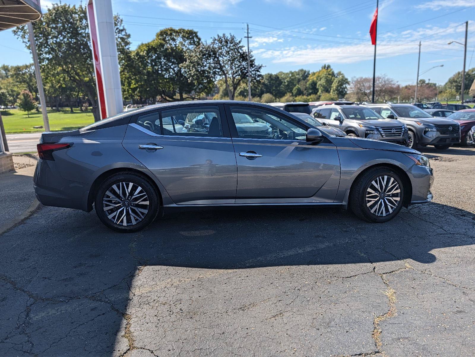 Used 2024 Nissan Altima 2.5 SV w/ SV Premium Package FWD image 13