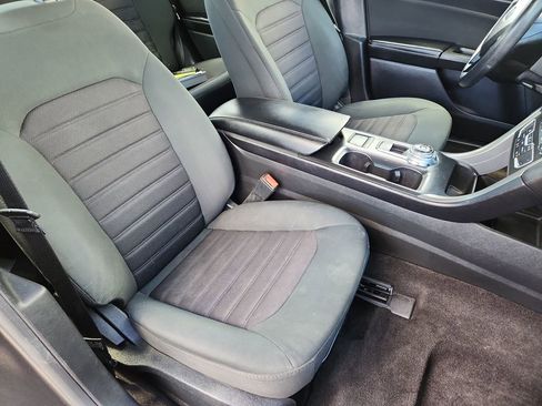 Used 2020 Ford Fusion SE FWD image 12