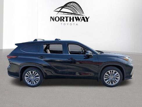 New 2026 Toyota Highlander Platinum AWD/4WD image 3