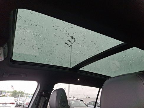 Used 2024 Volkswagen Tiguan SE R-Line image 17