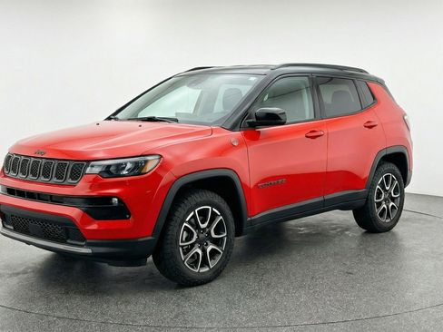 Used 2025 Jeep Compass Trailhawk AWD/4WD image 3