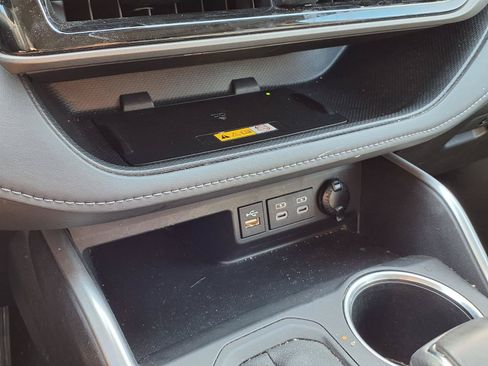 Used 2023 Toyota Highlander XLE FWD image 11