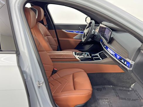 Used 2023 BMW i7 xDrive60 w/ Executive Package 2 image 16