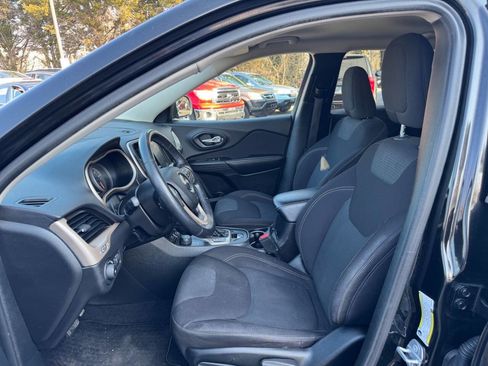 Used 2017 Jeep Cherokee Latitude w/ Cold Weather Group image 10