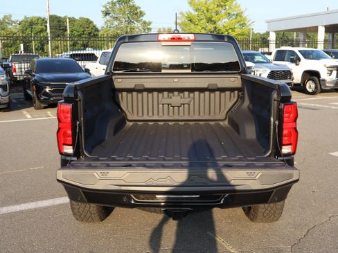 Used 2026 Chevrolet Colorado ZR2 w/ Technology Package AWD/4WD image 12