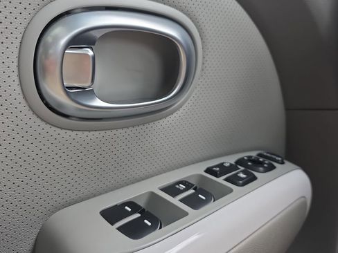Used 2017 Kia Soul EV + w/ Sun & Fun Package FWD image 11