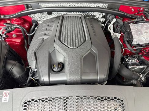 Certified 2025 Porsche Macan AWD/4WD image 32