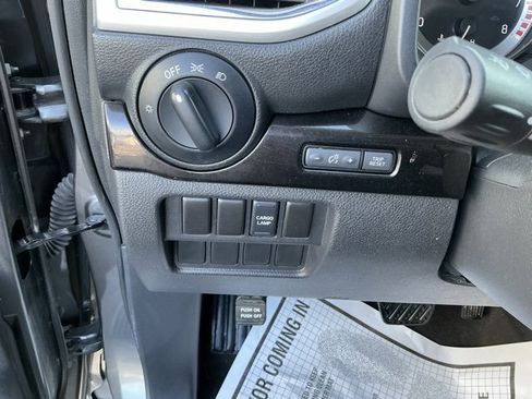 Used 2018 Nissan Titan SV image 23