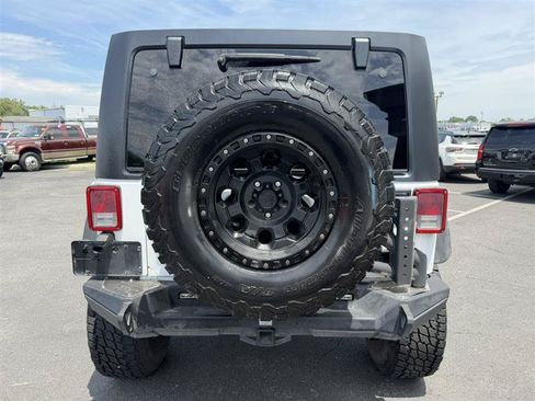 Used 2017 Jeep Wrangler Unlimited Rubicon w/ Connectivity Group AWD/4WD image 4