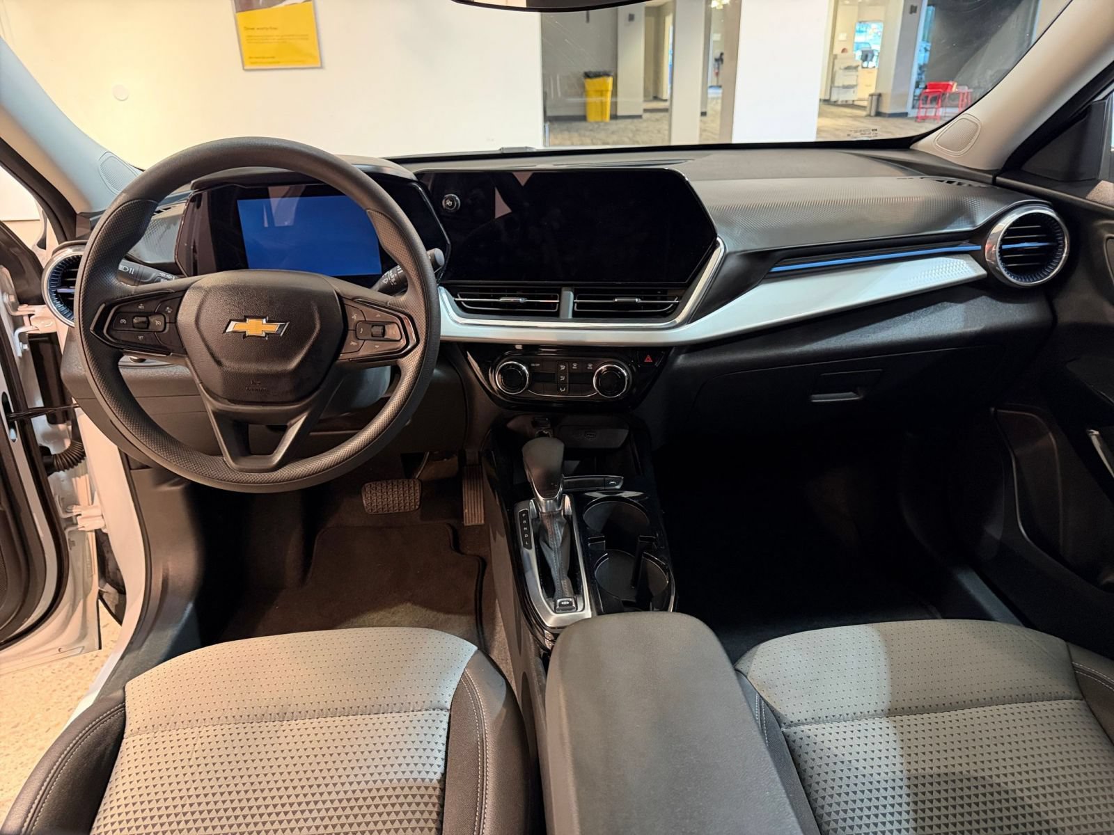 Used 2026 Chevrolet Trax LT FWD image 32