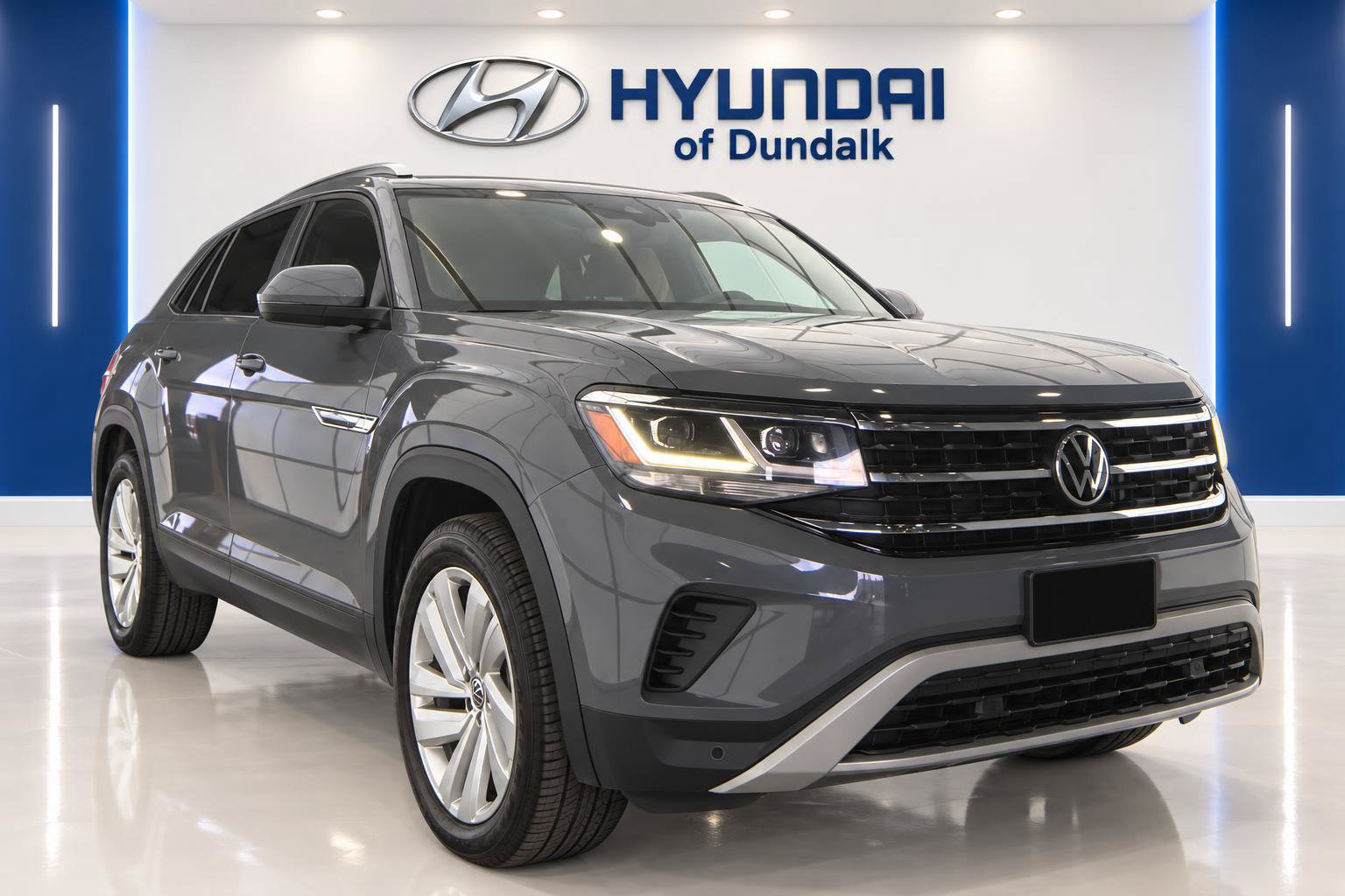 Used 2022 Volkswagen Atlas Cross Sport SE w/ Panoramic Sunroof Package FWD image 3