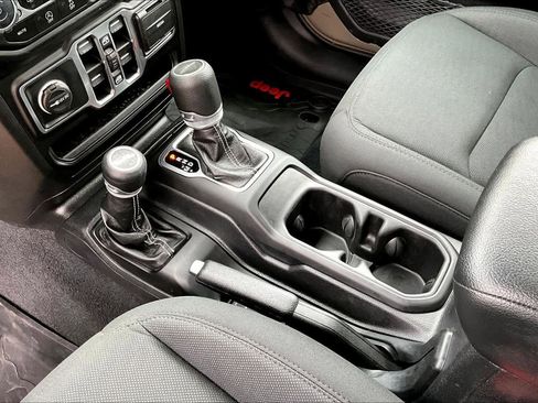 Used 2020 Jeep Gladiator Overland image 17