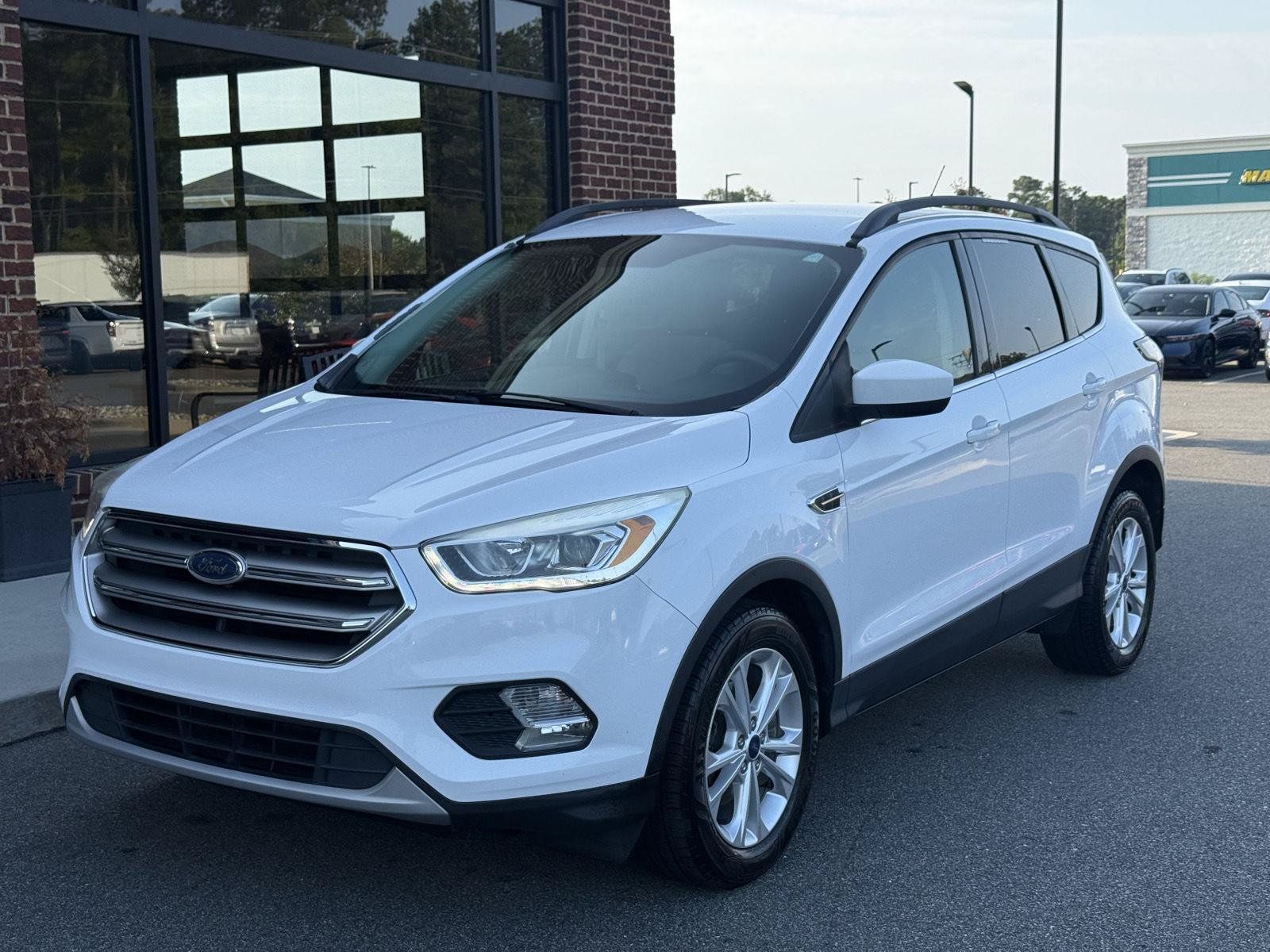 Used 2017 Ford Escape SE w/ Equipment Group 201A FWD image 1