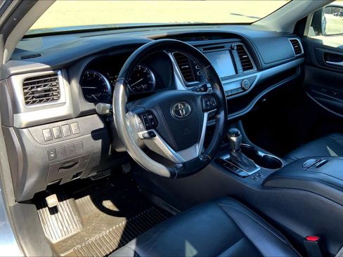 Used 2017 Toyota Highlander XLE AWD/4WD image 18