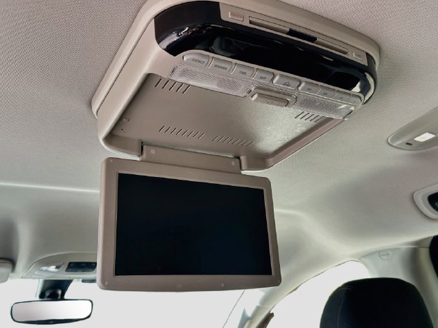 Used 2019 Chrysler Pacifica Touring Plus w/ Tire & Wheel Group FWD image 24