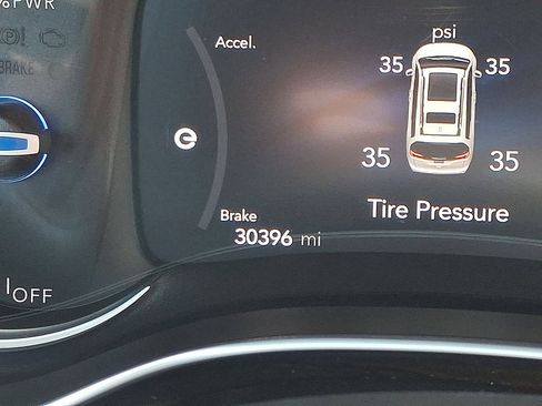 Used 2023 Chrysler Pacifica Pinnacle FWD image 13