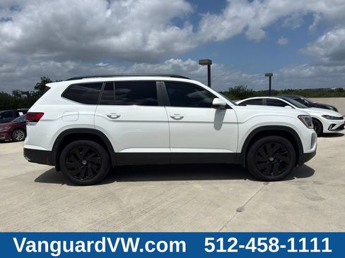 Used 2025 Volkswagen Atlas SE w/ Panoramic Sunroof Package FWD image 6