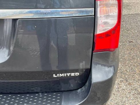 Used 2014 Chrysler Town & Country Touring w/ Driver Convenience Group image 4