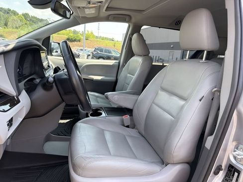 Used 2018 Toyota Sienna XLE w/ XLE Navigation Package FWD image 15
