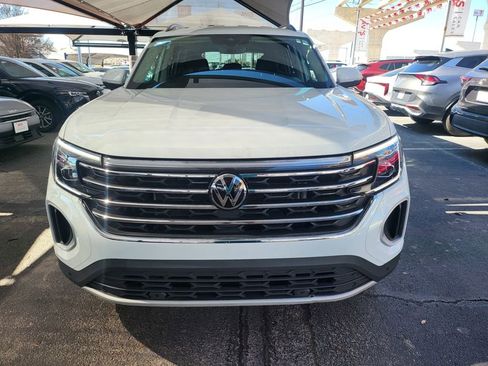 Used 2025 Volkswagen Atlas SE image 2
