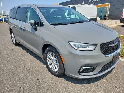 Used 2023 Chrysler Pacifica Touring-L FWD image 7