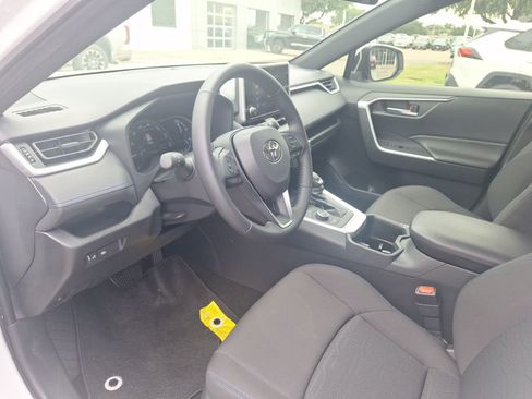 Used 2025 Toyota RAV4 SE image 17