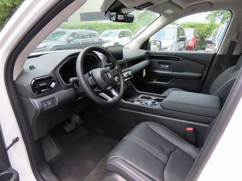 New 2025 Honda Pilot Touring image 2