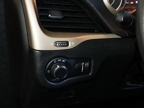 Used 2017 Jeep Cherokee Sport image 24