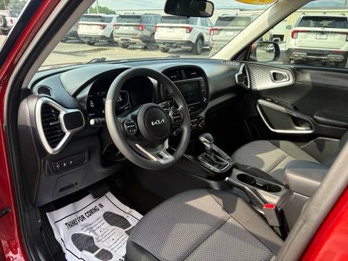 Used 2025 Kia Soul LX FWD image 3