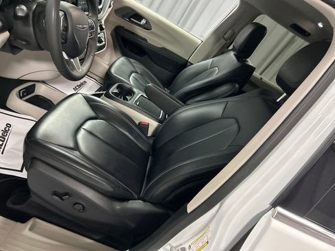 Used 2024 Chrysler Pacifica Touring-L image 12